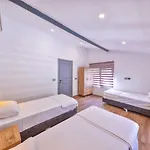 Apartament 3 House